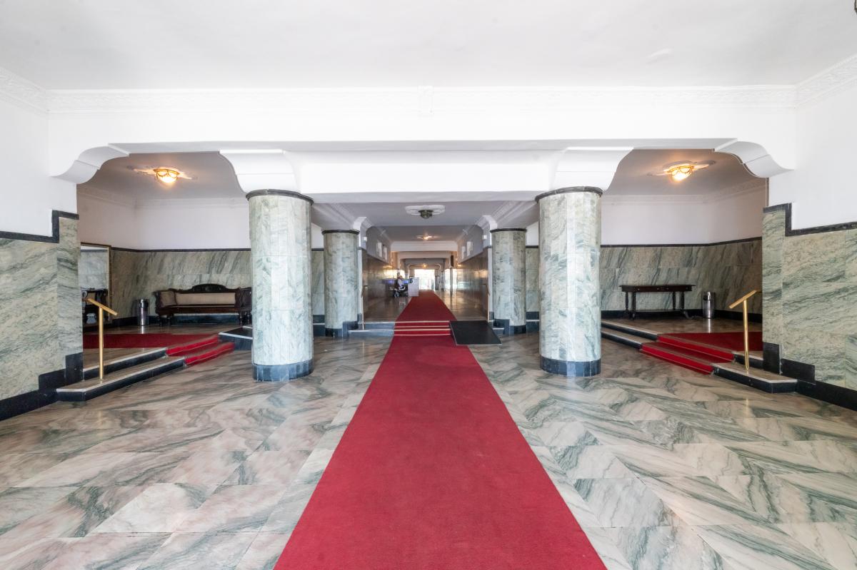 Hall de entrada em mármore de um edifício residencial na orla de Copacabana, Rio de Janeiro