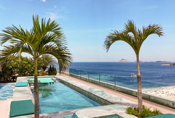 Renovated beachfront penthouse for rent in Copacabana