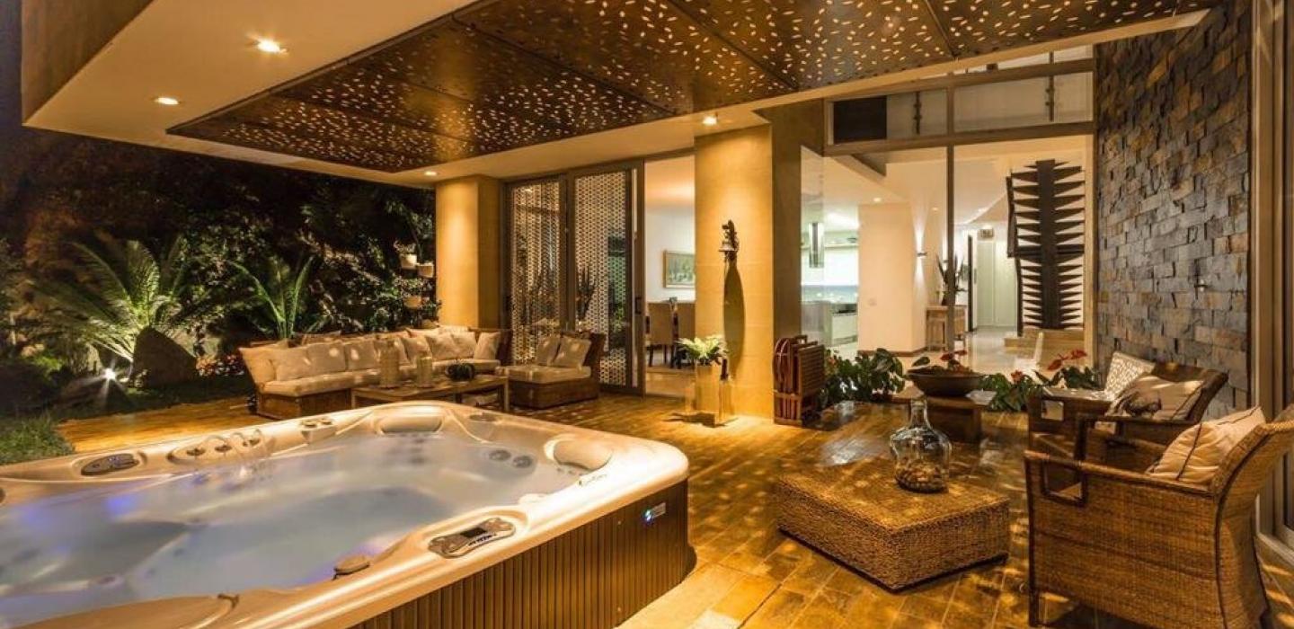 Med032 - Luxurious house with jacuzzi and city view