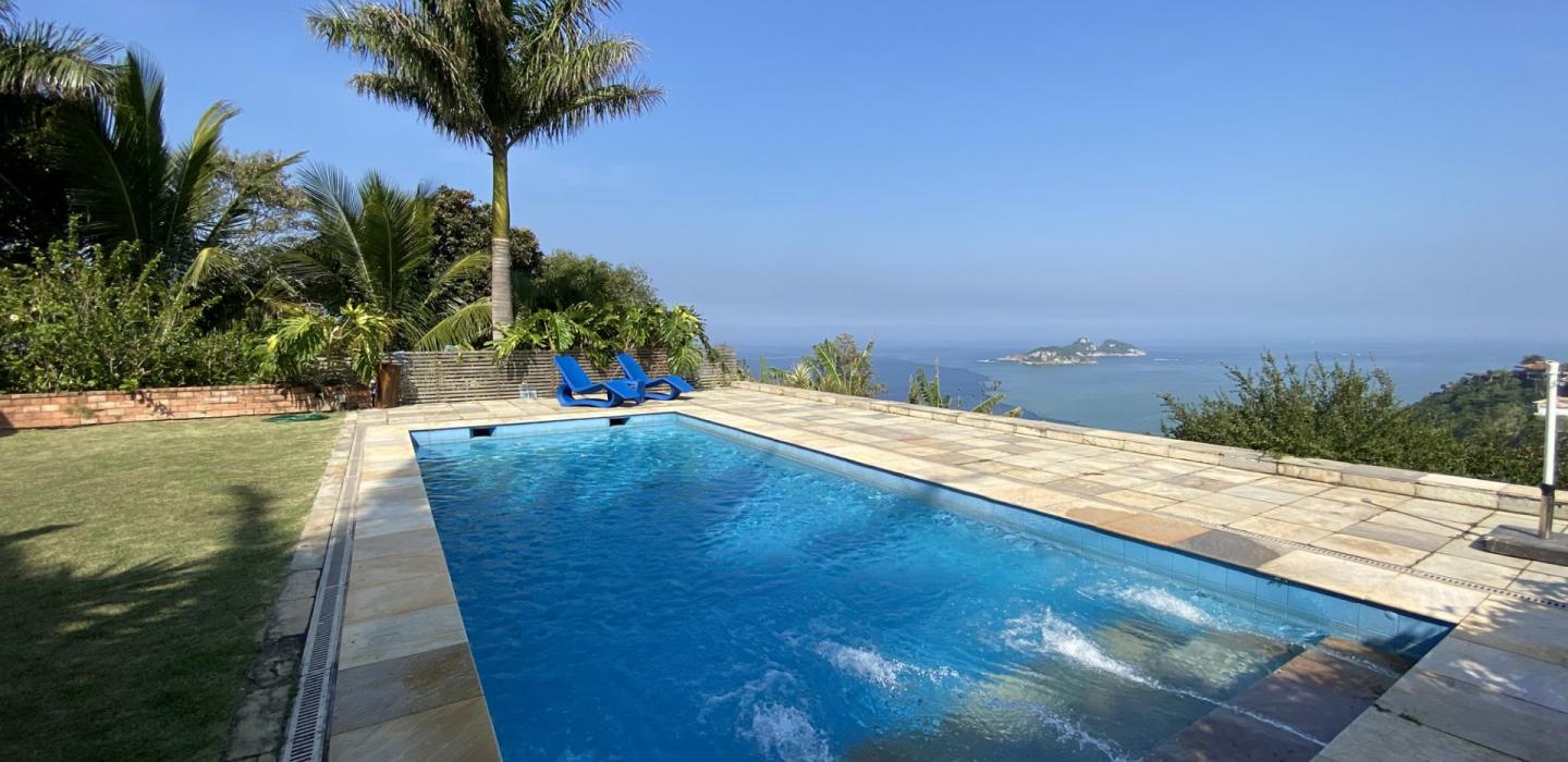 Rio357 - Charming villa with pool and 5 suites in Joá