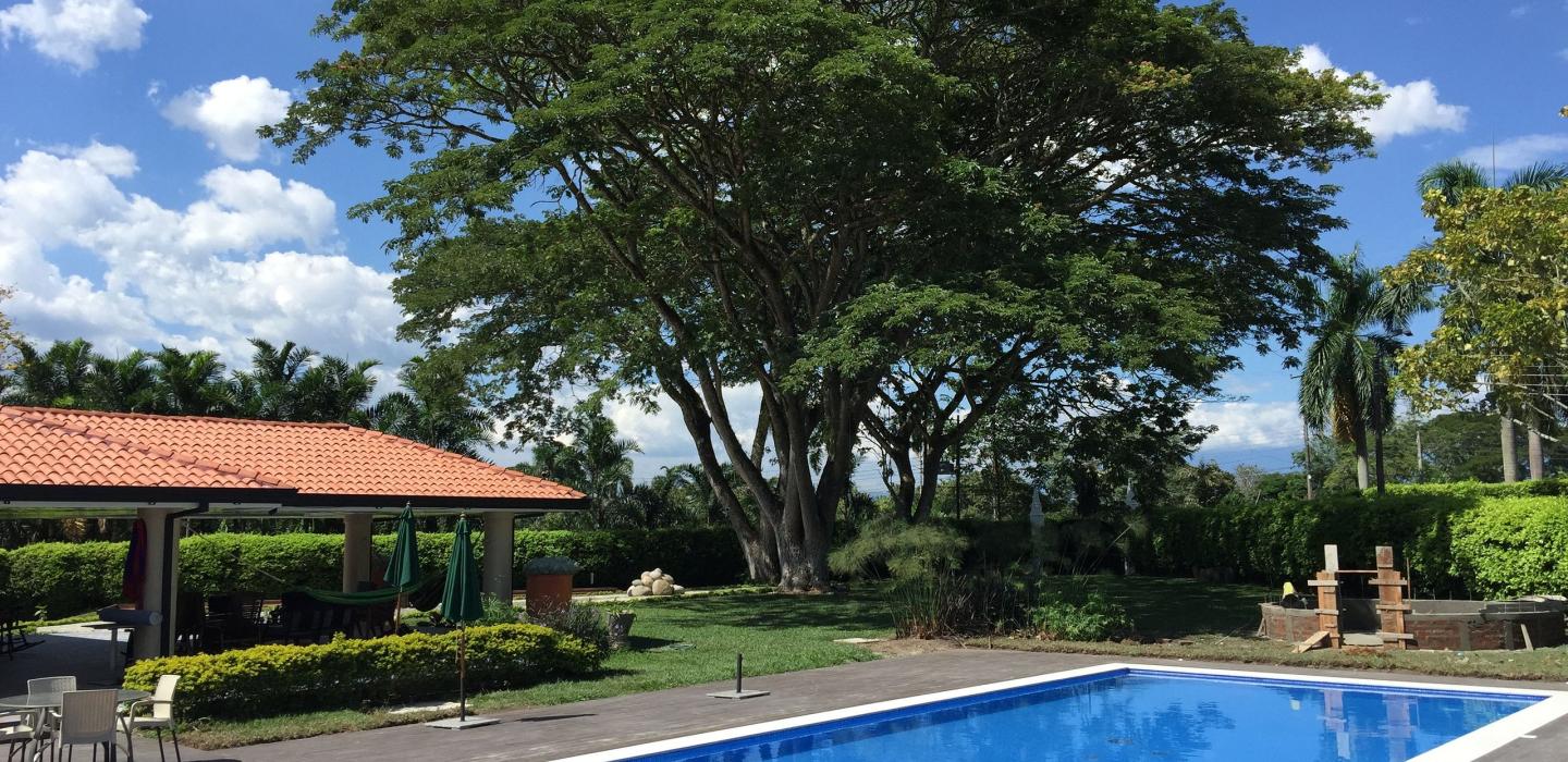 Arm003 - Hacienda de montaña con piscina en Quindio