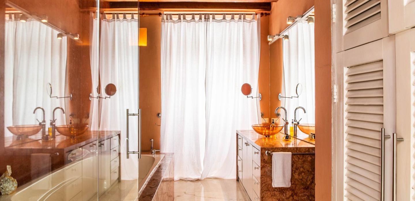 Car030 - Classic 5 bedroom villa in the historic center