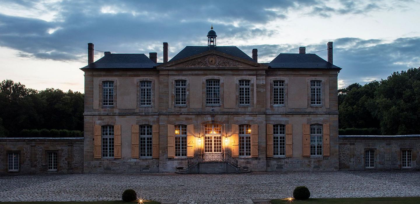 Idf002 - Historic landmark château near Paris
