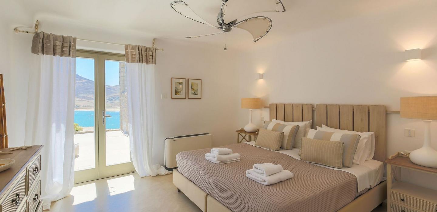 Cyc080 - Villa by the golden beach, Mykonos