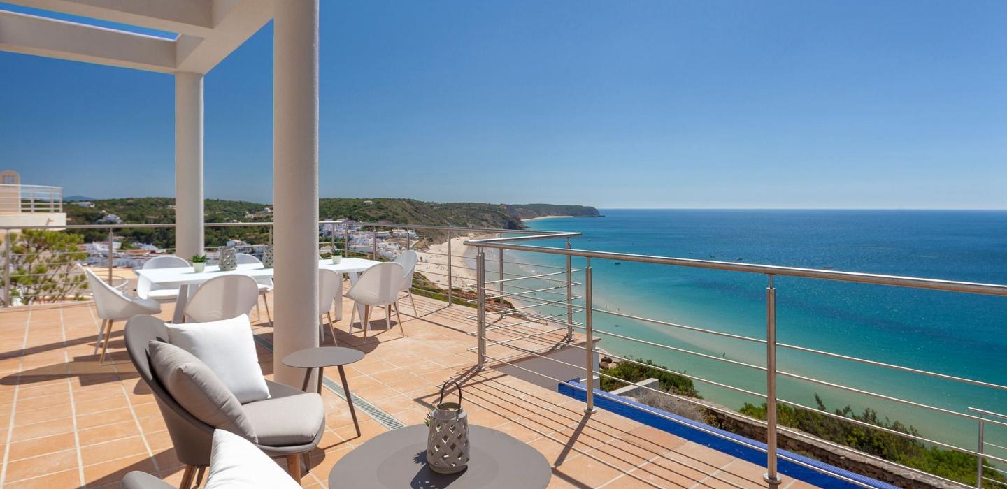Alg004 - Villa contemporánea en el oeste del Algarve | Latin Exclusive