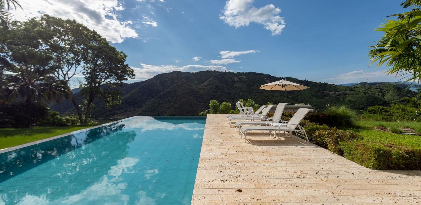 Anp024 - Belle villa avec piscine et vue sur les montagnes