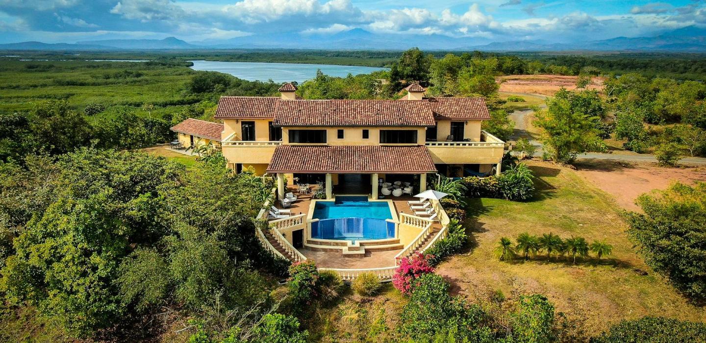 Pan009 - Luxurious villa surrounded by nature near Playa Hermosa