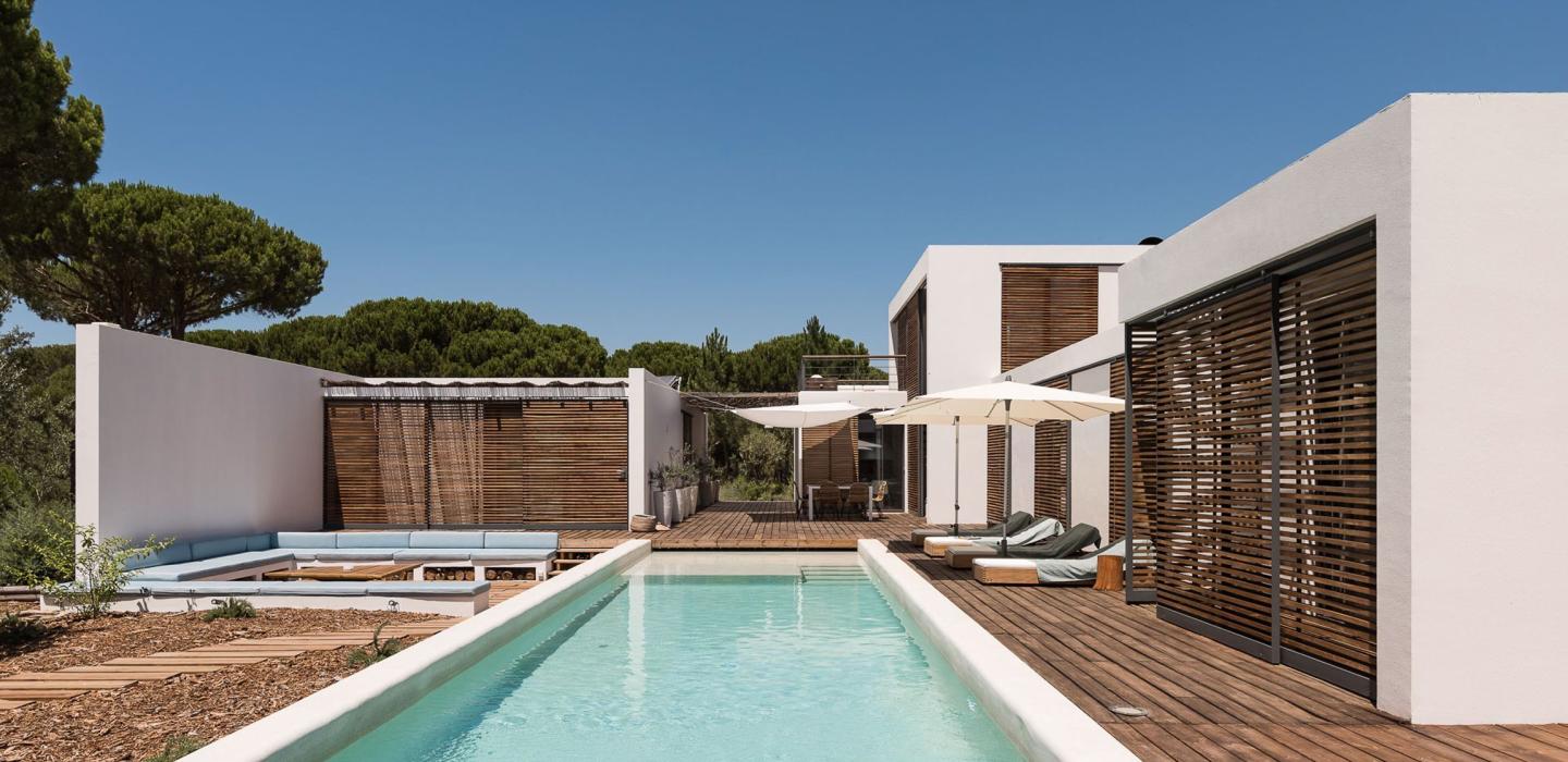 Com001 - Casa moderna rodeada de pinheiros, Comporta