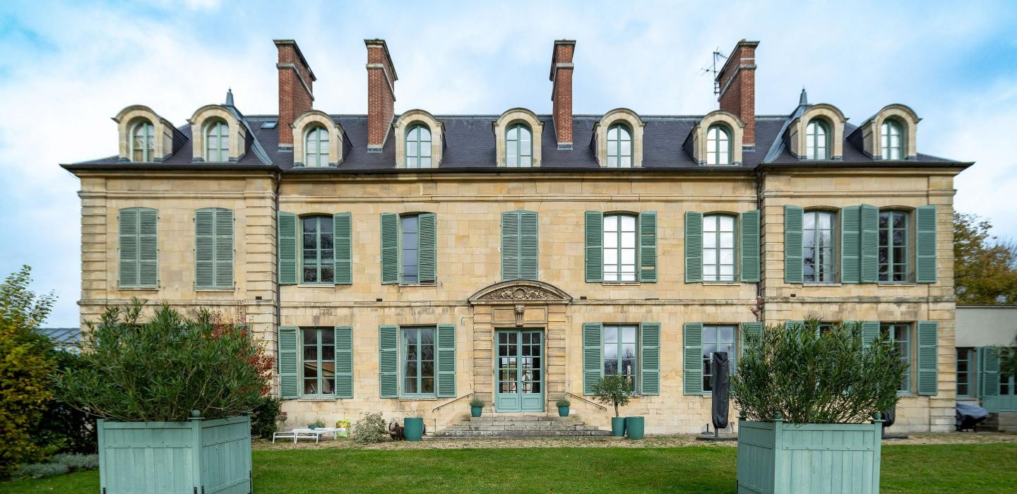 Idf173 - Apartamento de 3 quartos de prestígio em uma mansão histórica em Noisy-le-Roi.