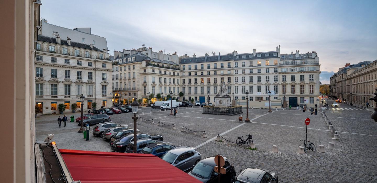 Par094 - Appartement sublime au Palais Bourbon