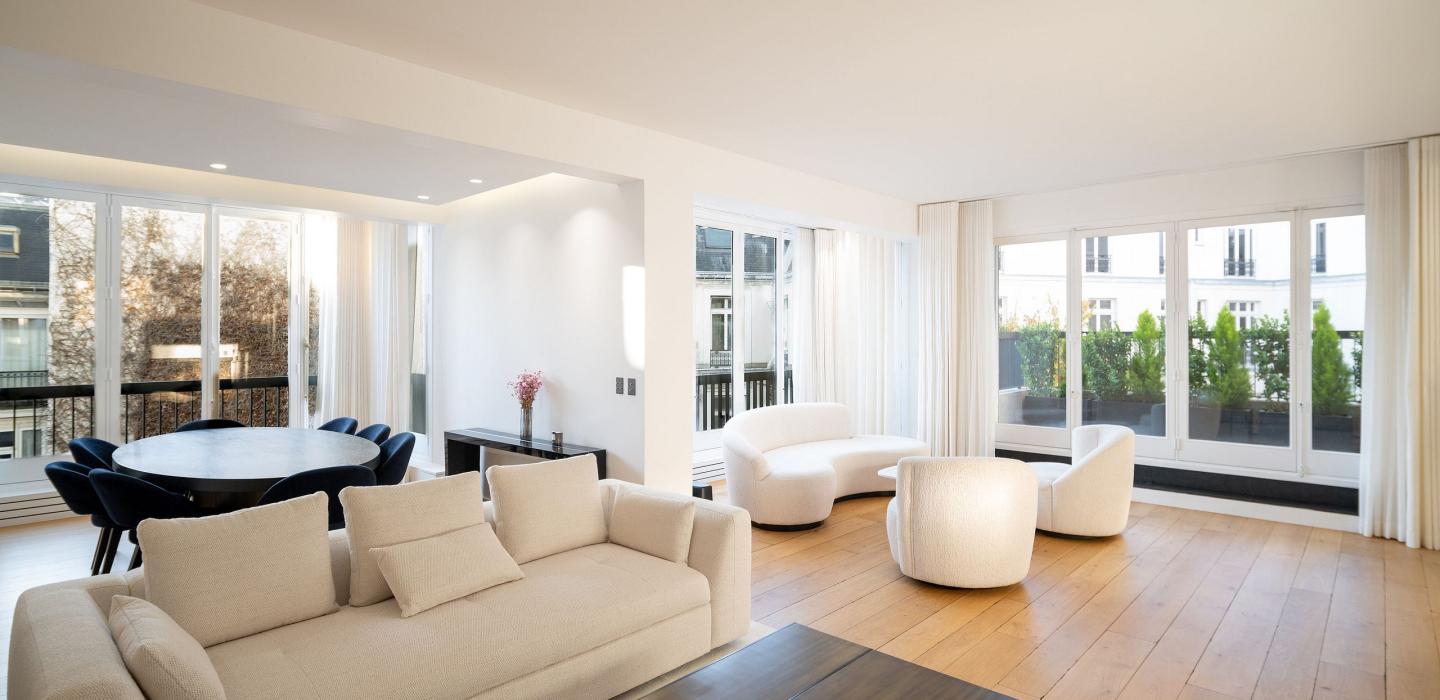 Par024 - Luxury 3 bedroom apartment on Montaigne