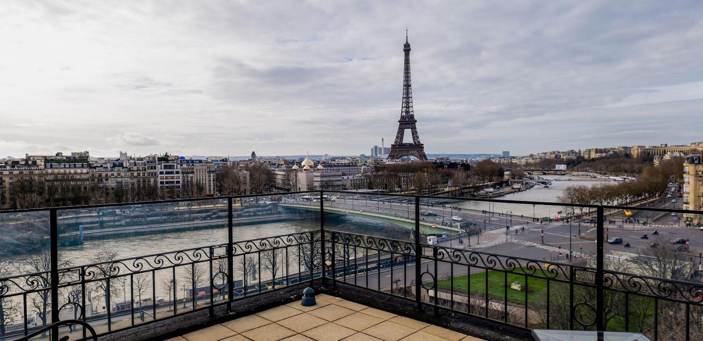 Par302 - Terrace overlooking the Seine river