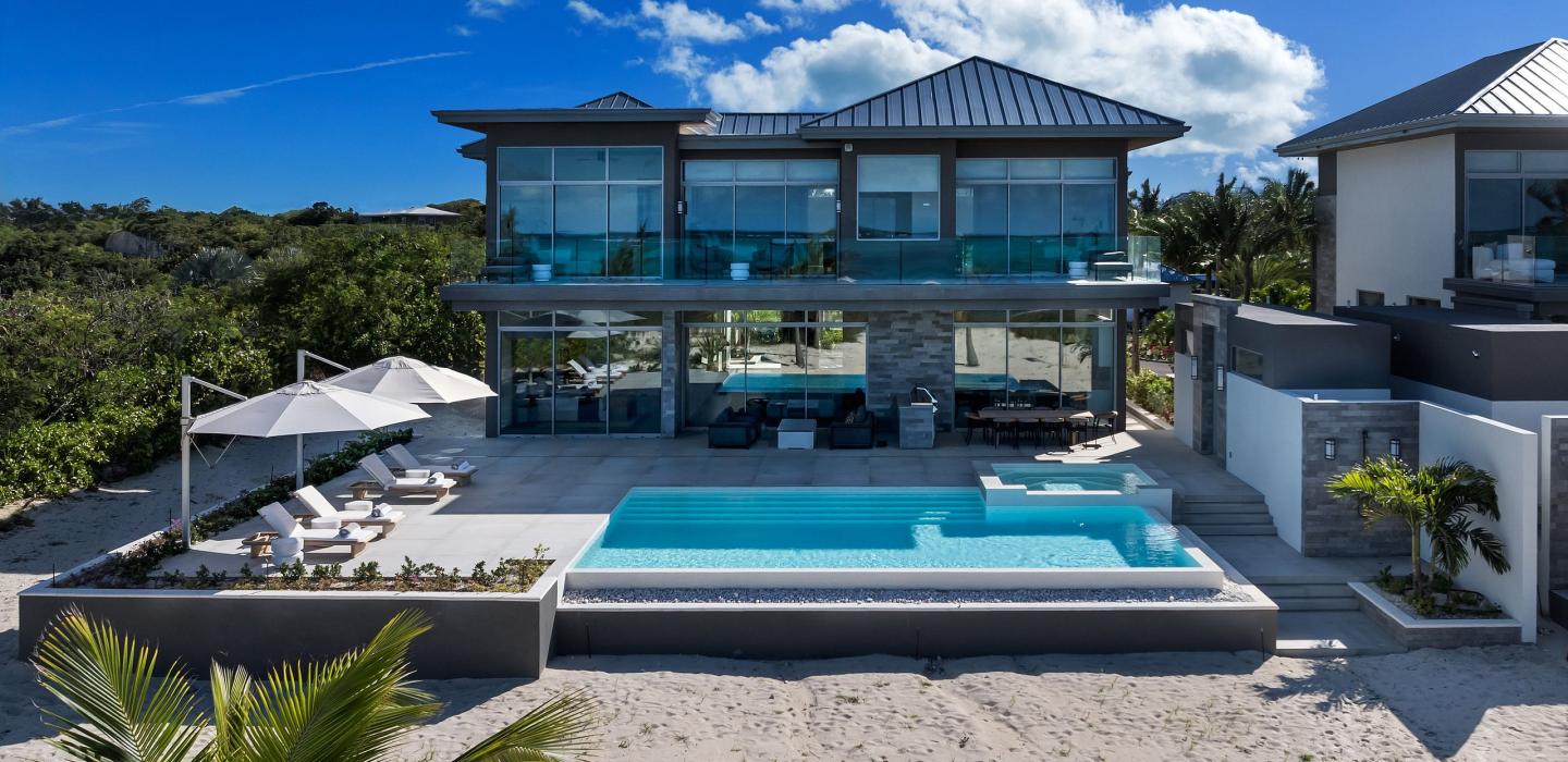 Tci018 – Luxury beachfront villa in Grace Bay