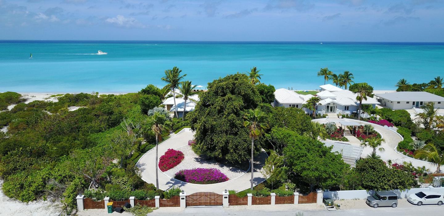 Tci020 – Beachside villa with pool in Grace Bay