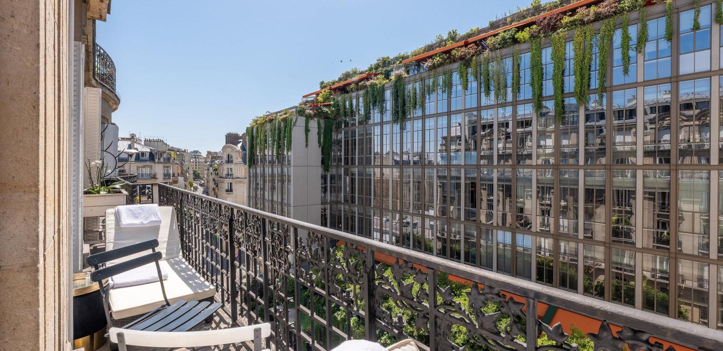 Par089 - Parisian Elegance Facing Le Brach Hotel