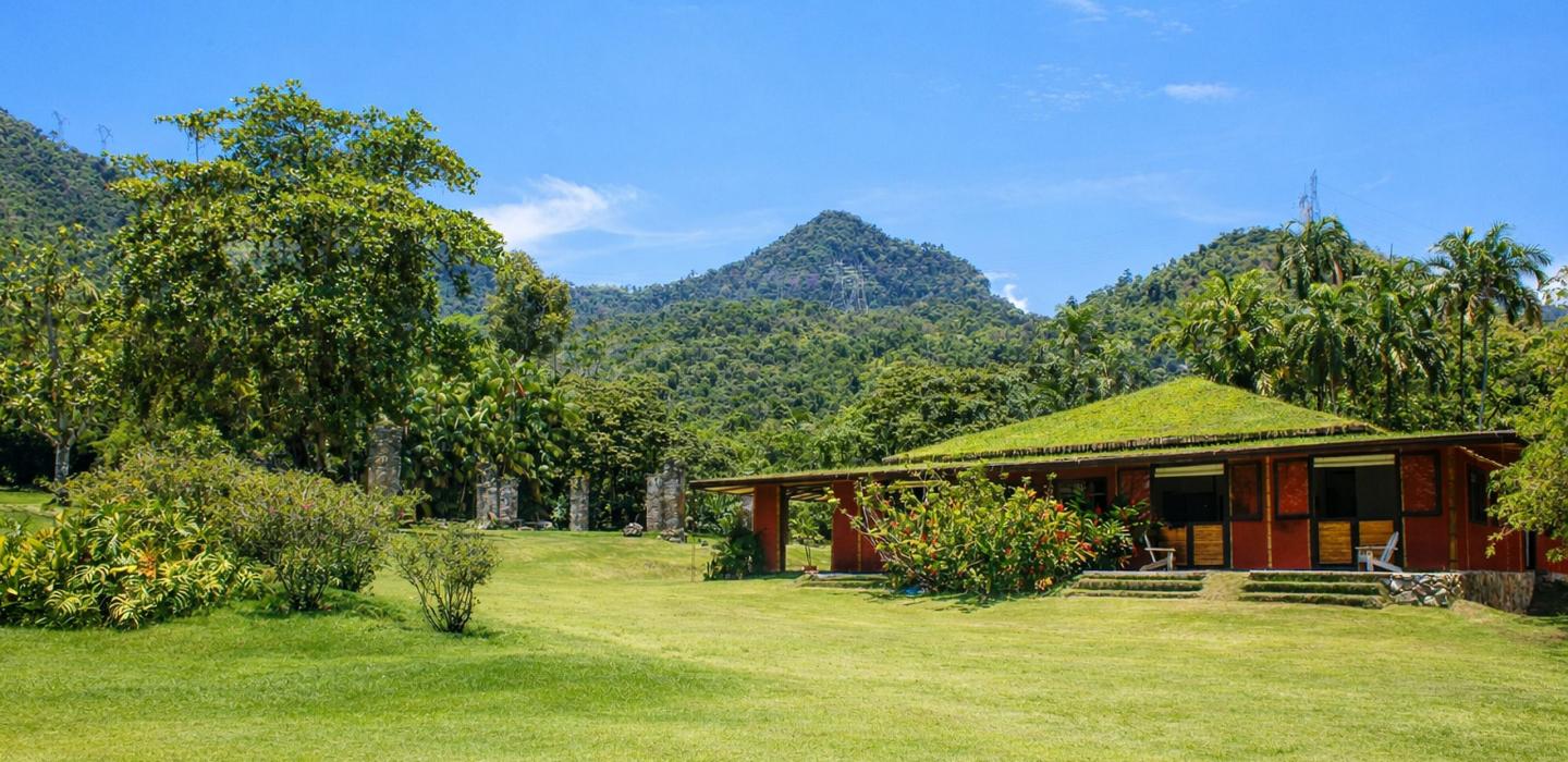Ang054 - A Tropical Sanctuary in Porto Frade