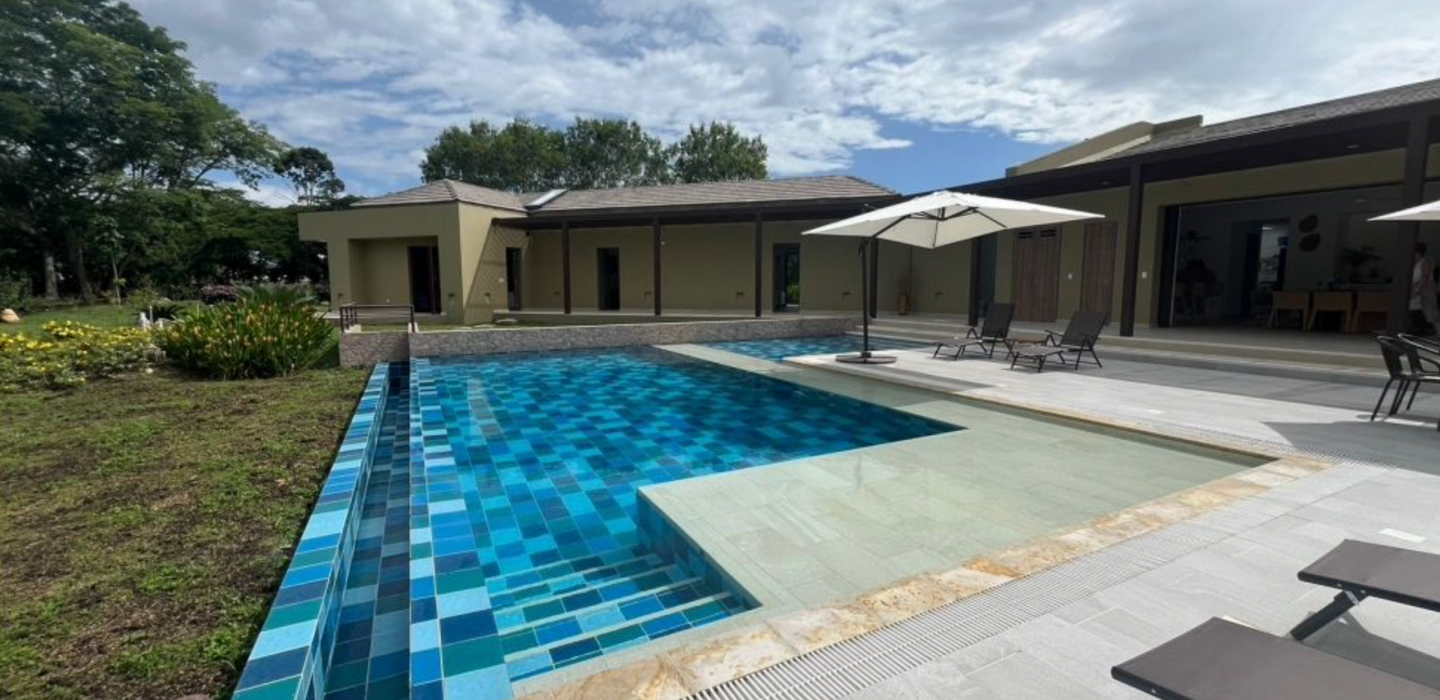 Anp084 - Contemporary house with lake views in Mesa de Yeguas