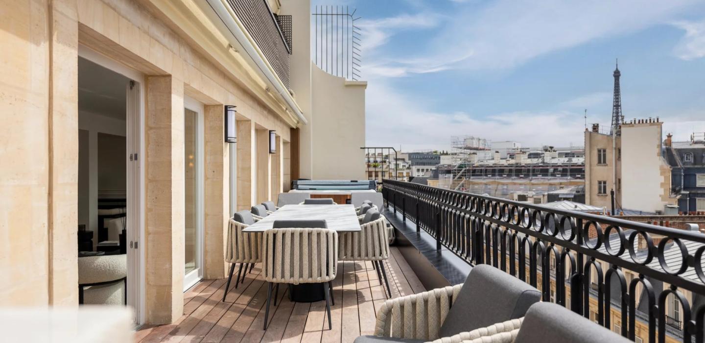Par305 - 3 bedroom penthouse rue de Marignan