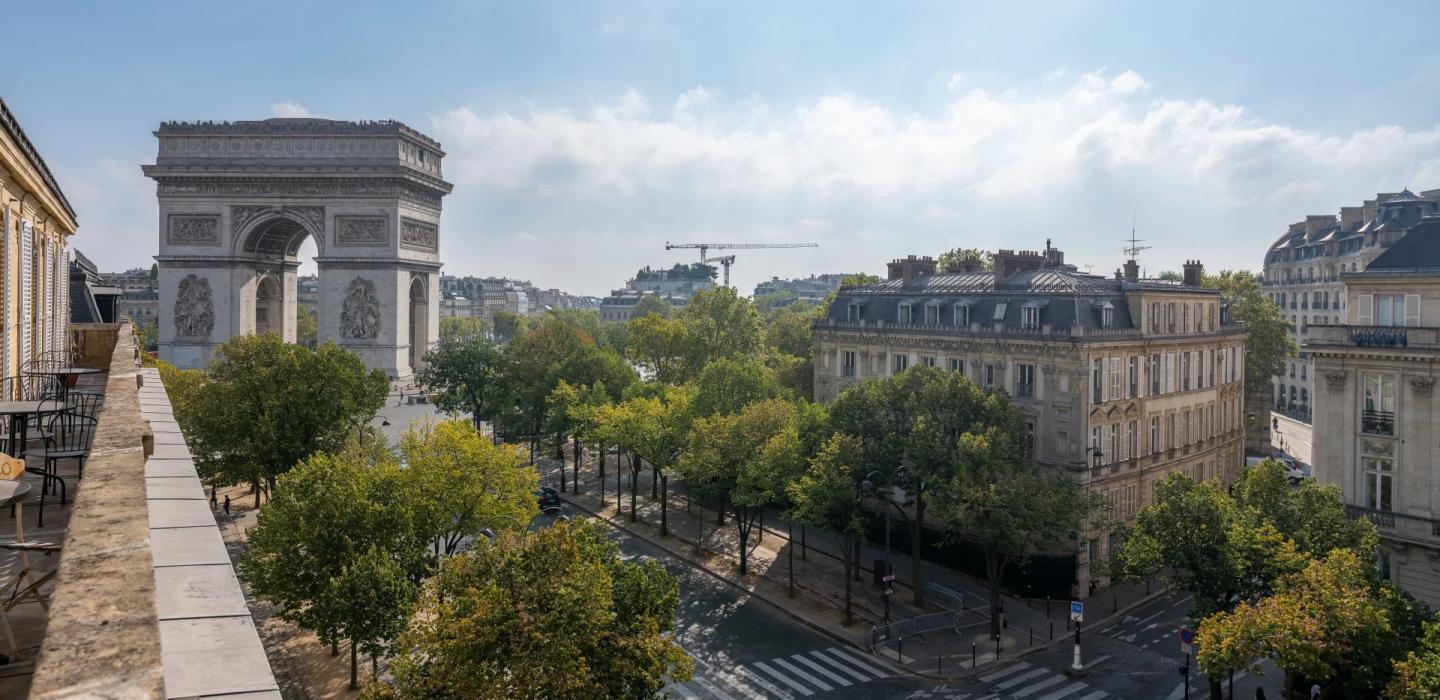 Par030 - Dernier étage avec vue Arc de Triomphe