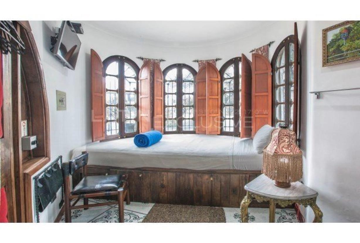 Bog262 - Spanish-style colonial house