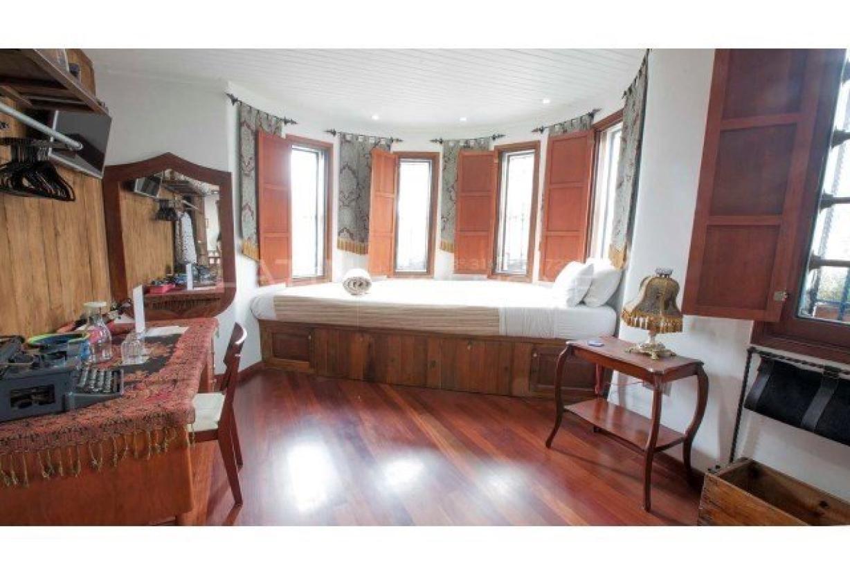 Bog262 - Spanish-style colonial house