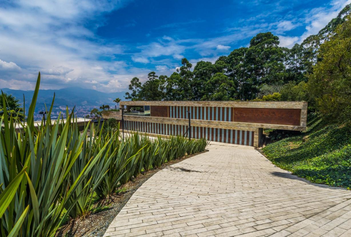 Med004 - Mansão de Celebridade com Piscina em Envigado