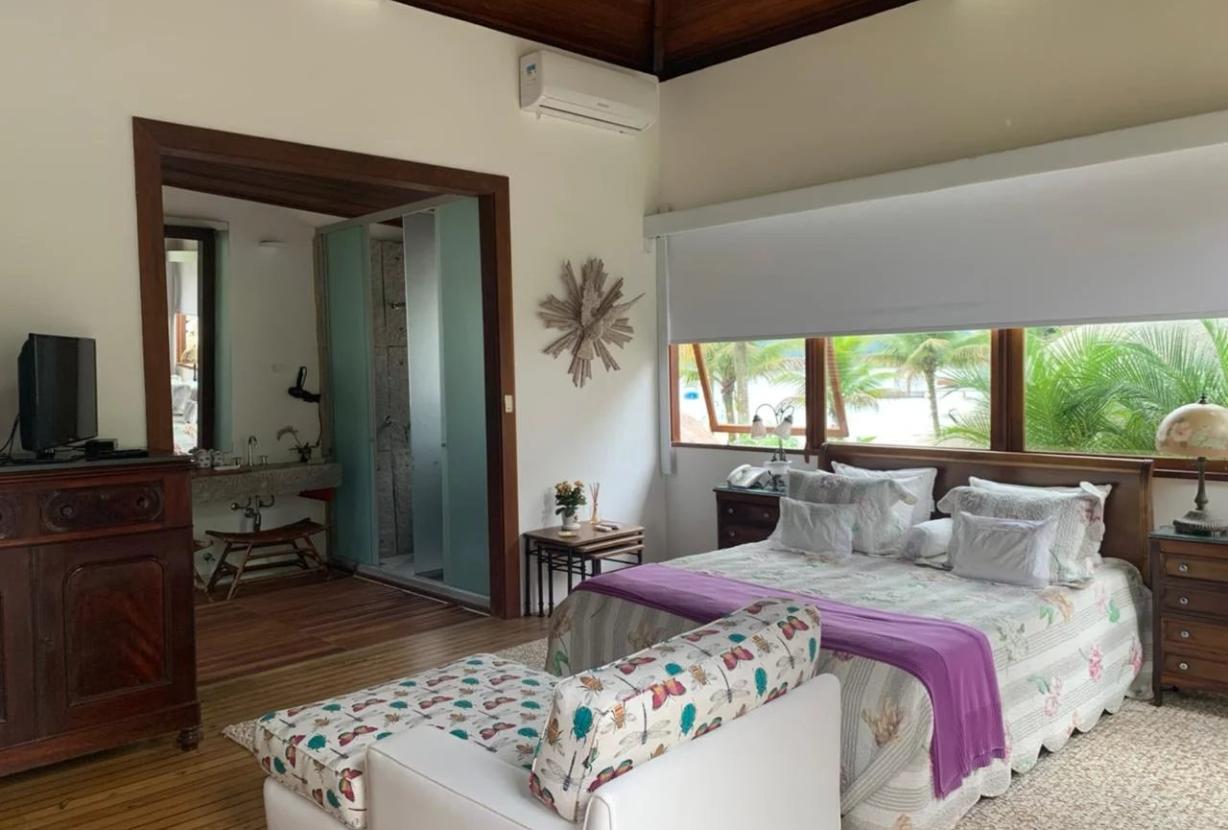 Luxurious Retreat in Angra dos Reis: 6-Bedroom House for Sale