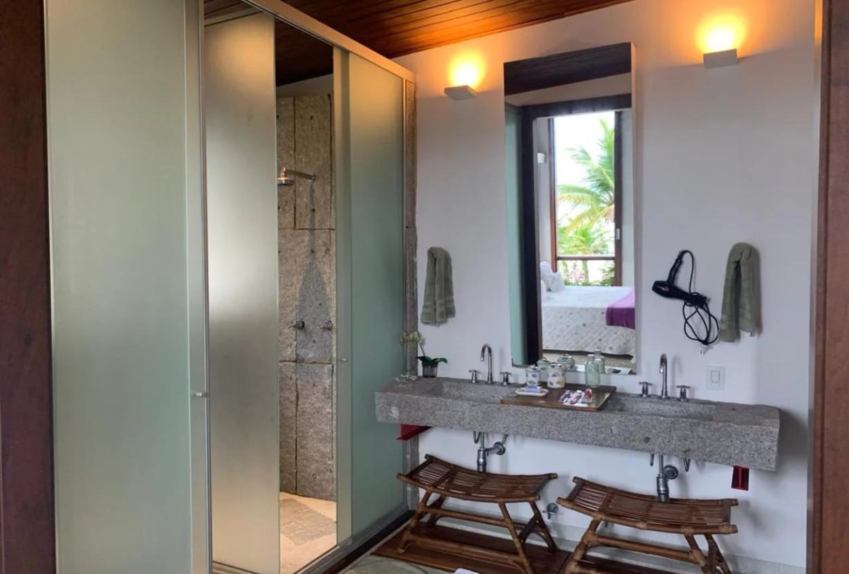 Luxurious Retreat in Angra dos Reis: 6-Bedroom House for Sale