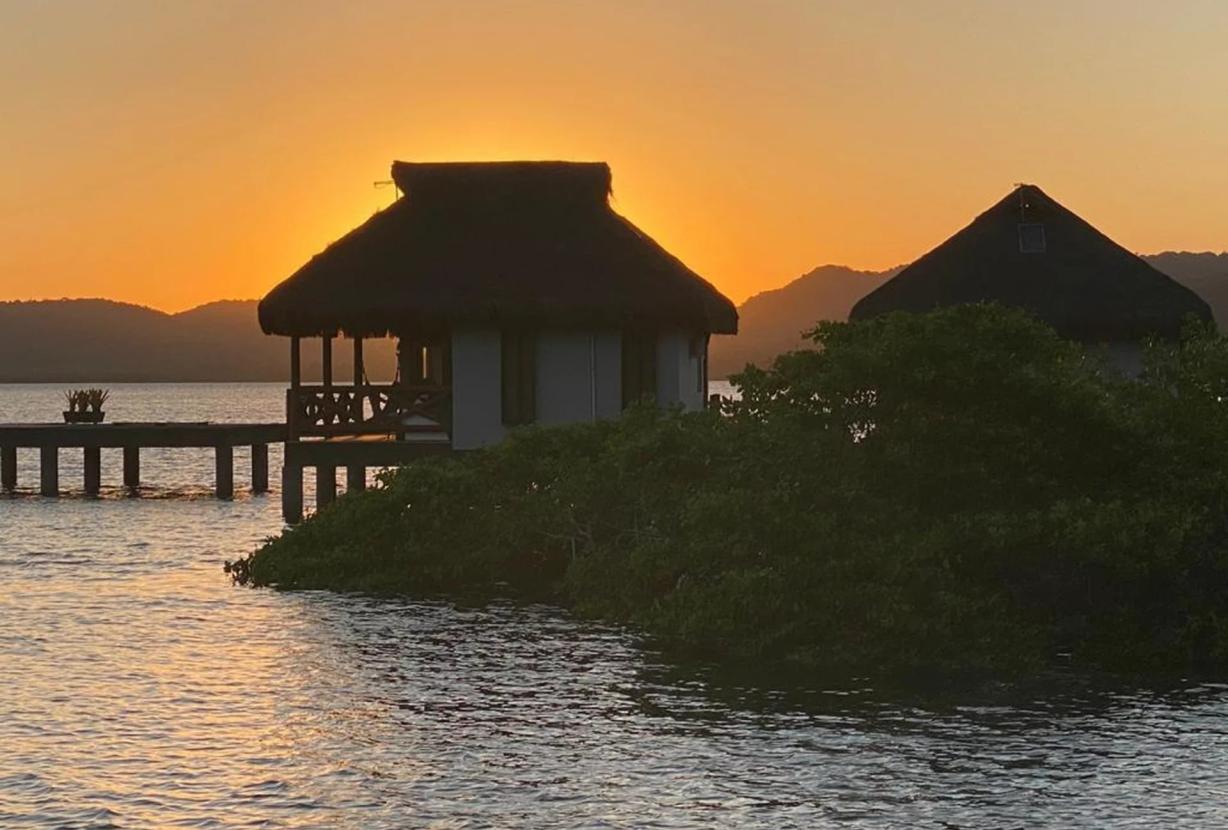 Bah400 - Hermosa isla con casa y bungalows en Bahía