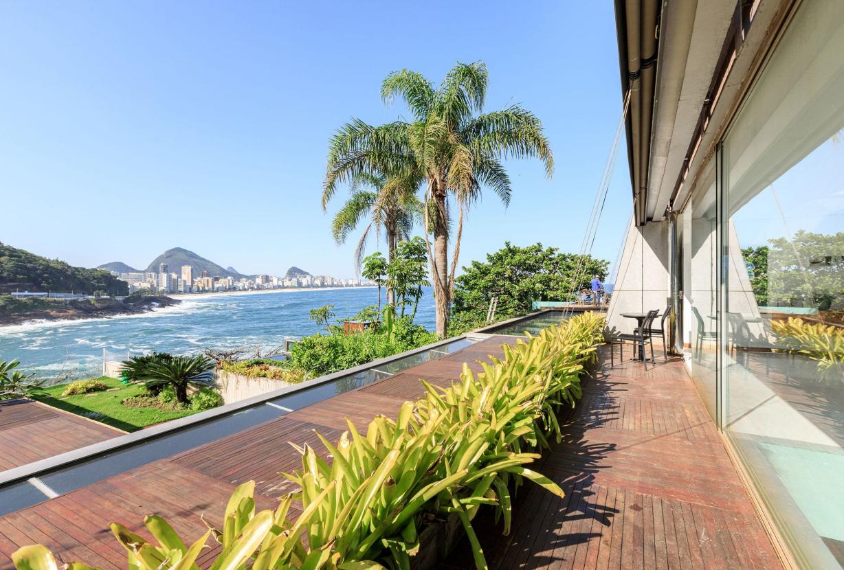 Rio006 - 4 bedroom villa overlooking the ocean of Leblon