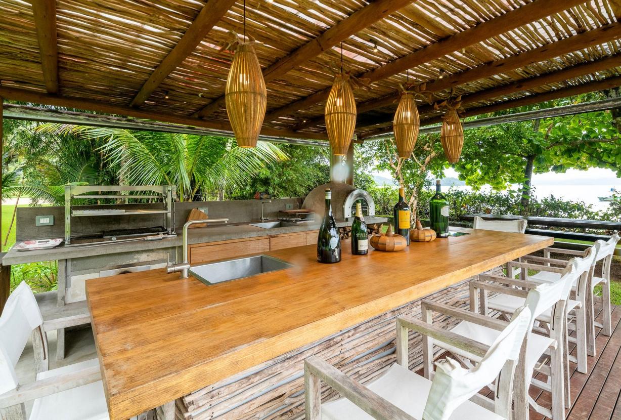 Ang003 - Luxurious beachfront property in Ilha Grande