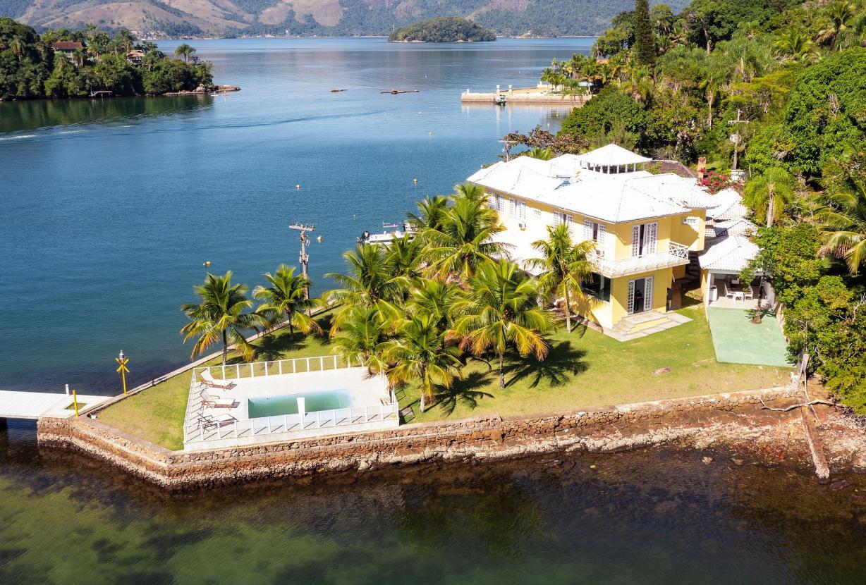 Ang036 - Mansion on Cavaco Island in Angra dos Reis