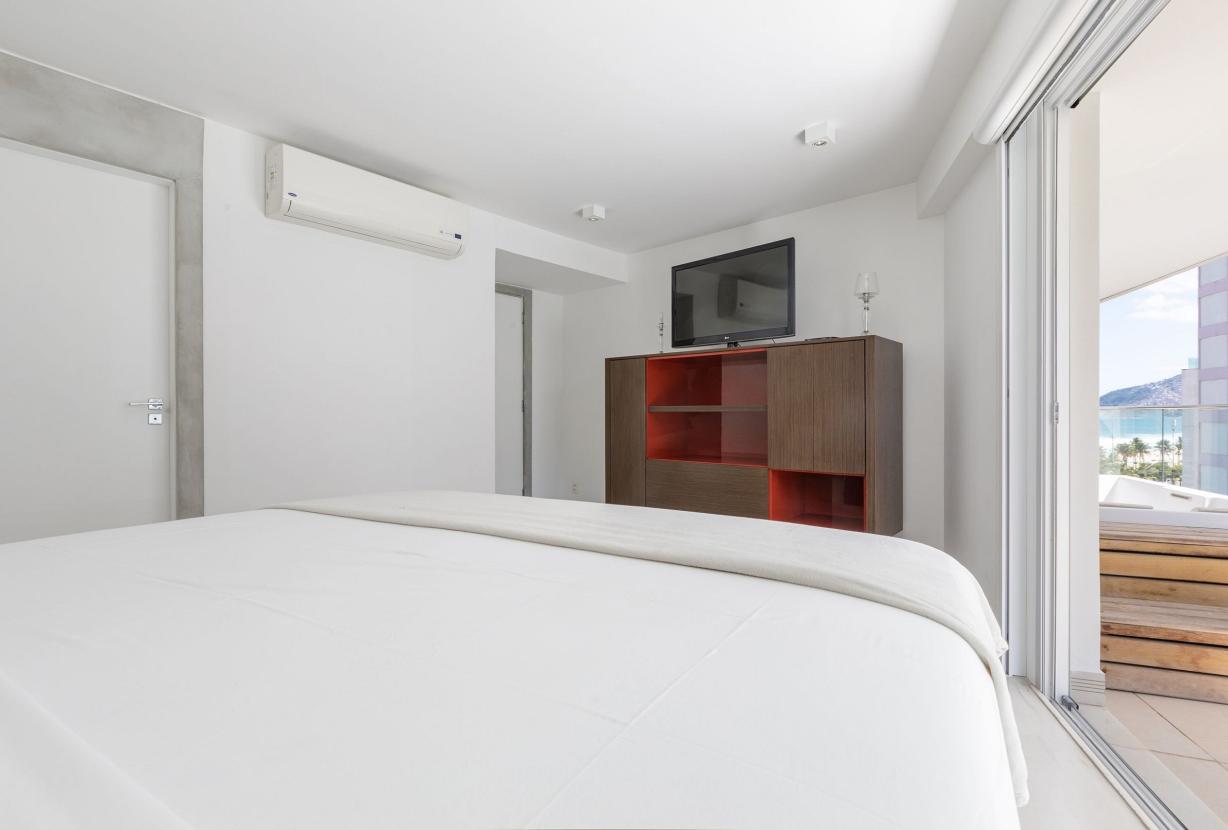 Rio046 - Luxurious beachfront apartment in Ipanema