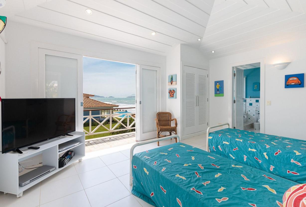 Buz043 - Villa de luxe avec piscine en front de mer à Buzios