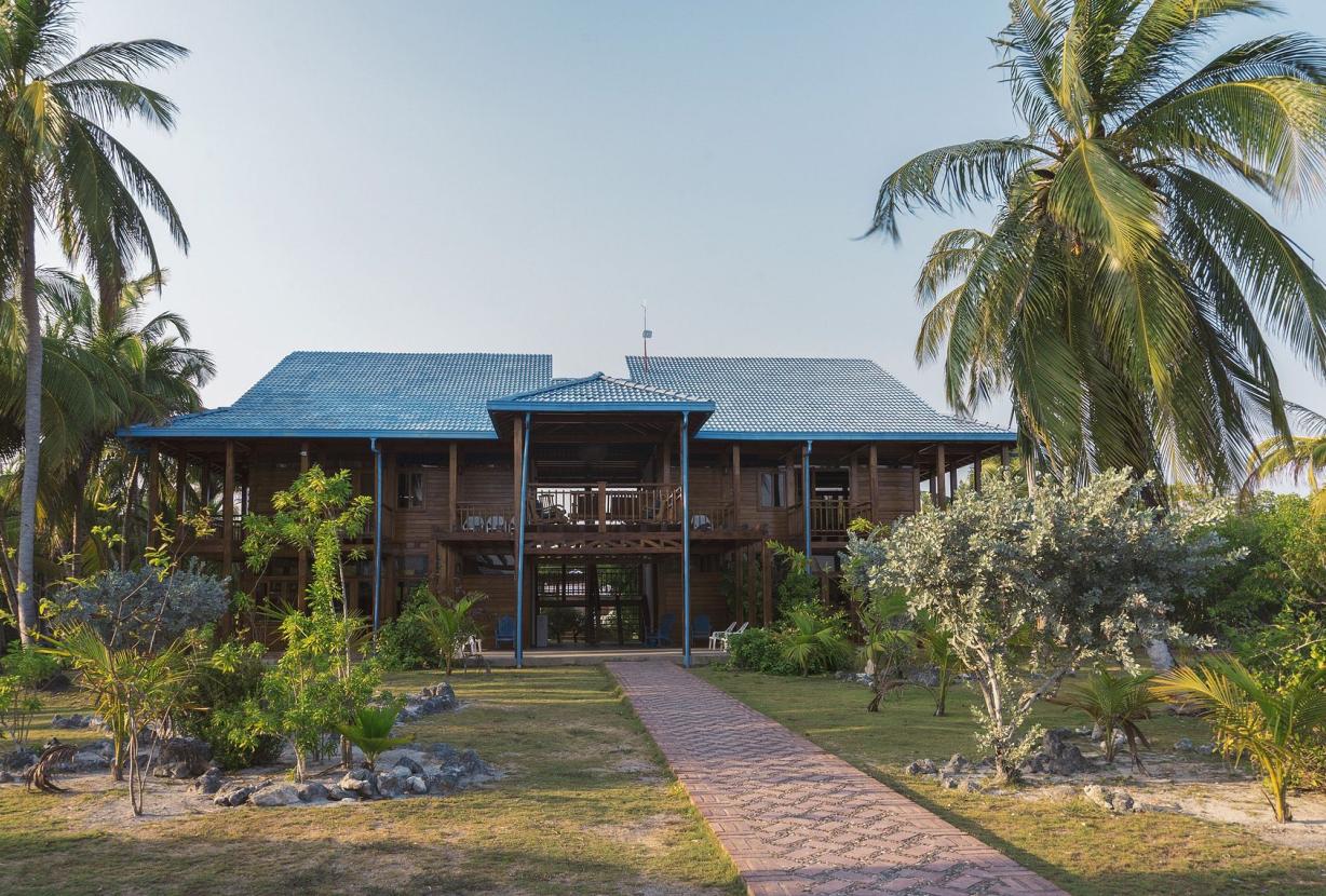 Car001 - Beach house with pool on Tintipan Island