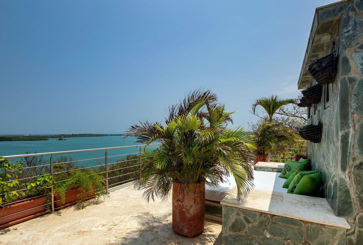 Car029 - Hermosa villa con piscina frente mar en Cartagena