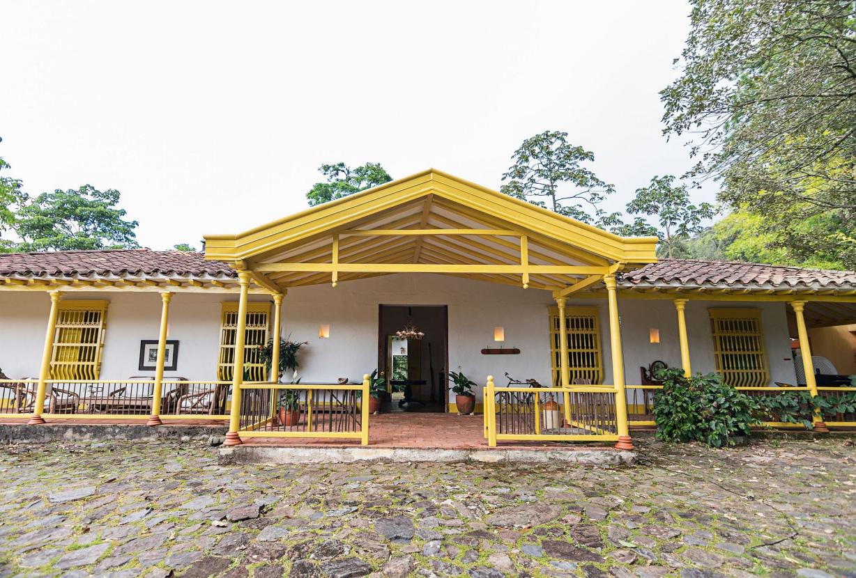 Med078 - Historical house in the hills of Medellin