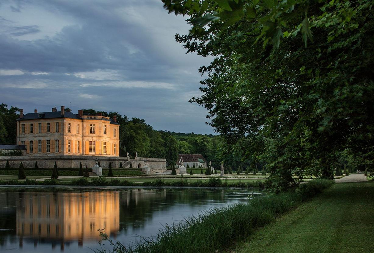 Idf002 - Historic landmark château near Paris