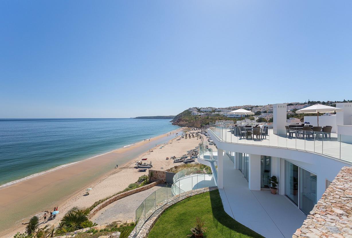 Alg002 - Élégance en Bord de Falaise avec Vue Mer