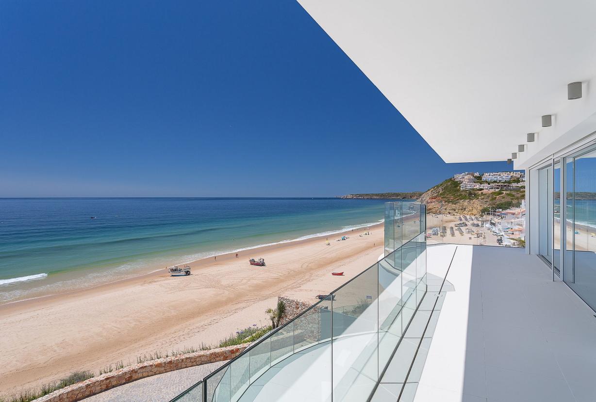 Alg002 - Élégance en Bord de Falaise avec Vue Mer