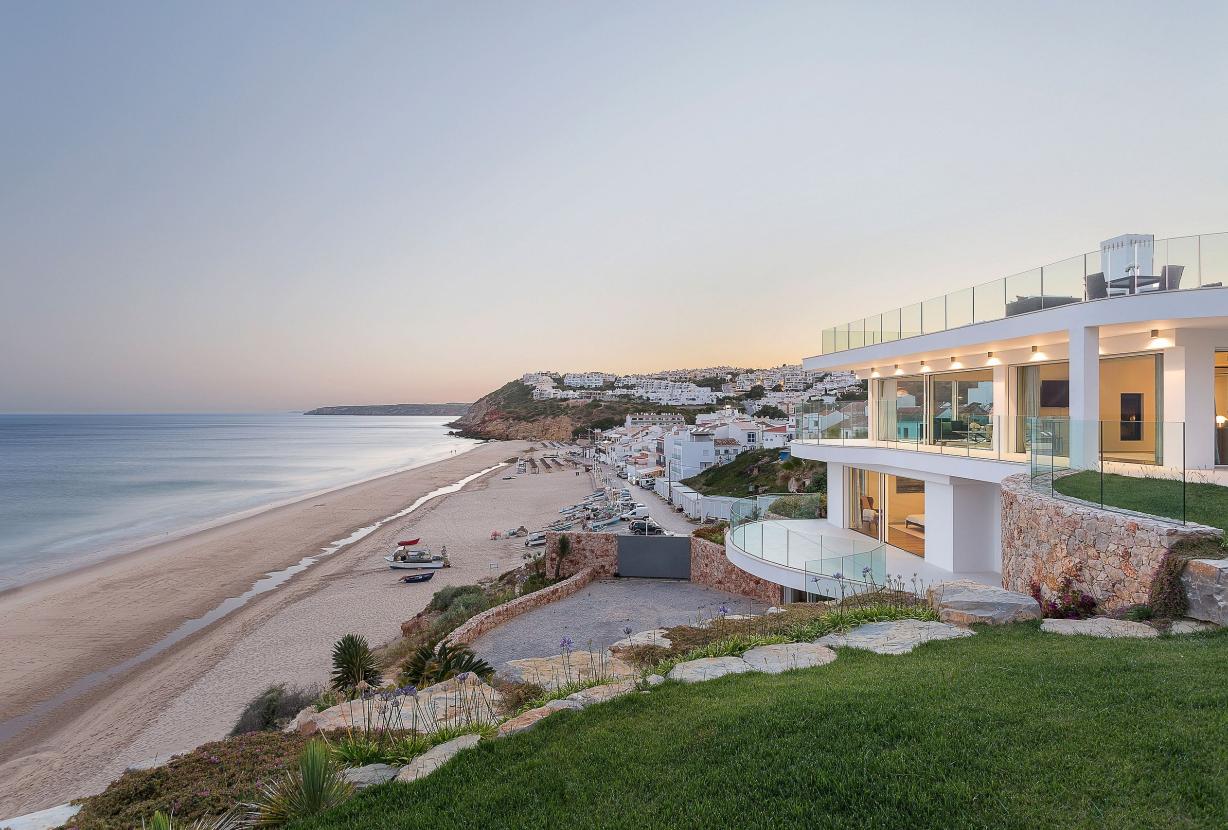 Alg002 - Elegância sobre as Falésias com Vista Mar