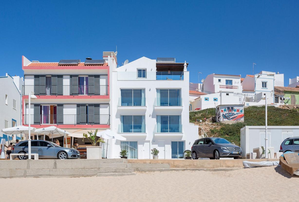 Alg006 - Beachside house, Salema, Algarve