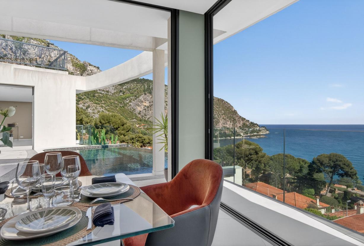 Azu005 - Villa surplombant la baie d'Eze, Côte d'Azur