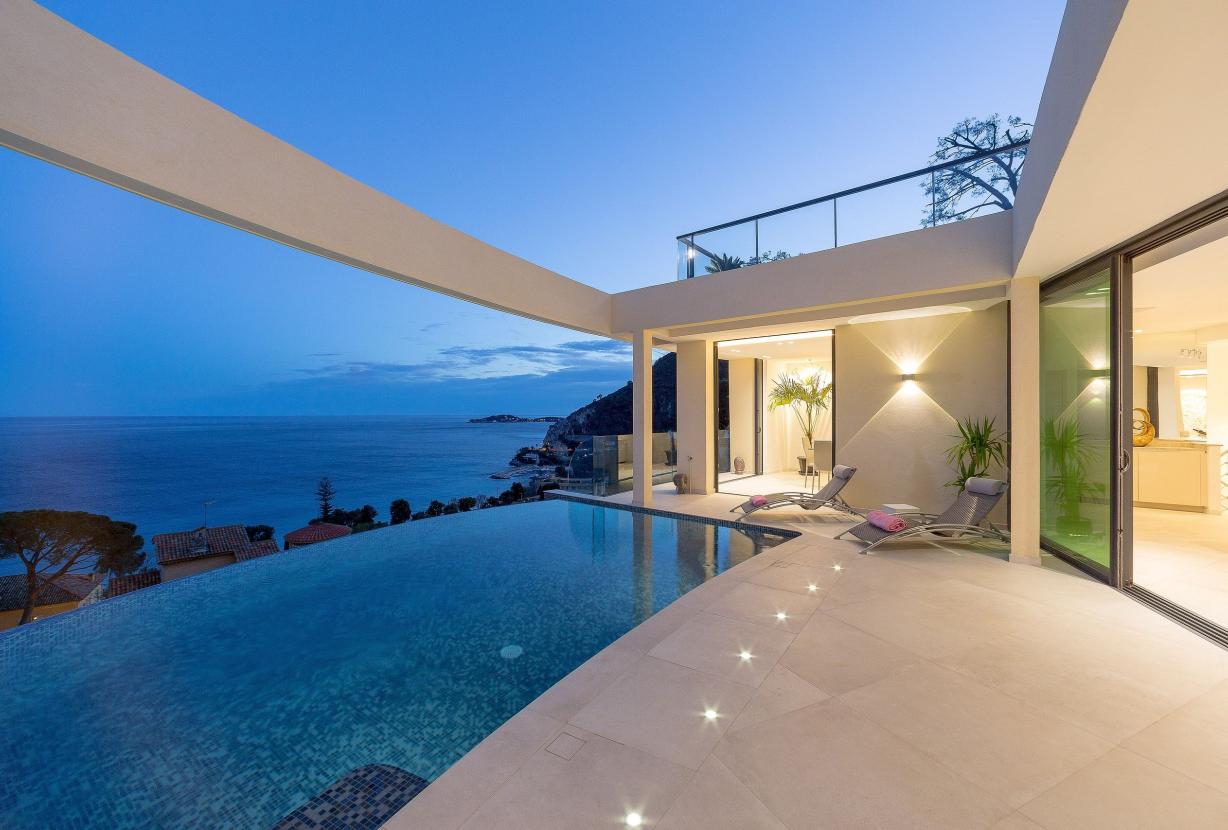 Azu005 - Villa surplombant la baie d'Eze, Côte d'Azur