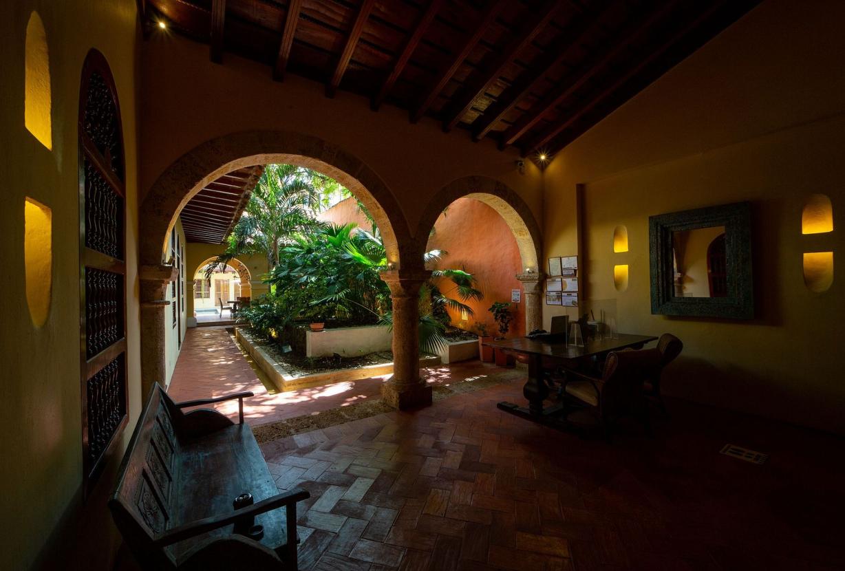 Car056 - Charming 7 bedroom colonial house in Cartagena
