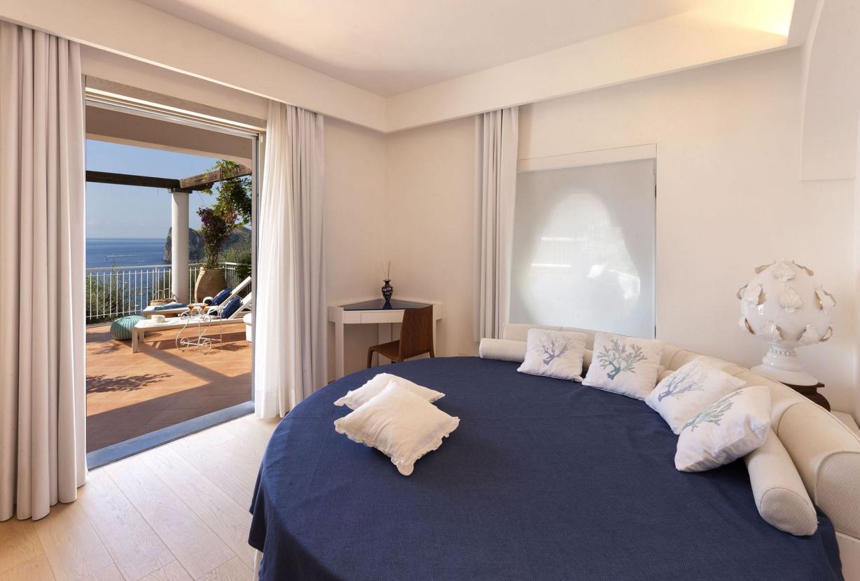 Cam009 - Villa de 3 pisos en la costa de Sorrento, Campania