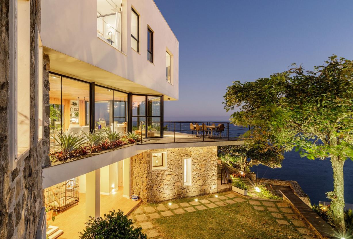 Rio005 - Contemporary mansion in Joá with an ocean view