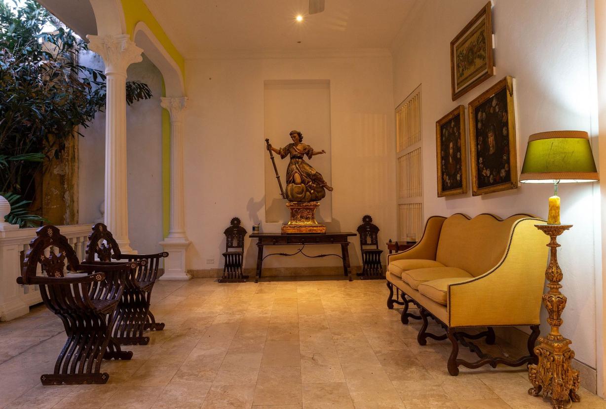 Car046 - Historic villa with 3 large suites in Cartagena