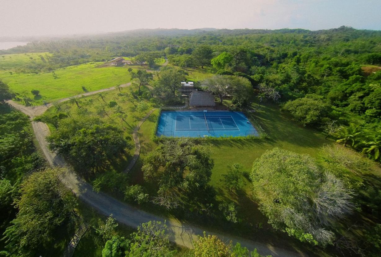 Pan001 - Lujosa mansión con piscina y cancha de tenis