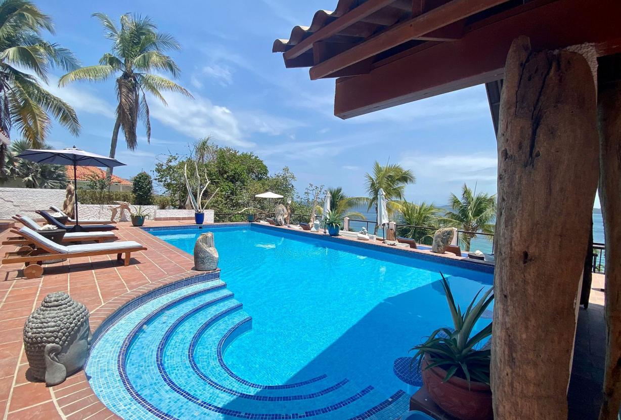 Pan039 - Beachfront villa with pool on Contadora Island